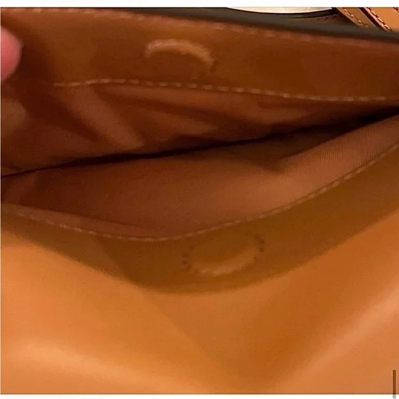 🆕- Tory Burch Britten Leather Crossbody/ Chain Wallet/Wristlet with Whipstitch. - Picture 6 of 14